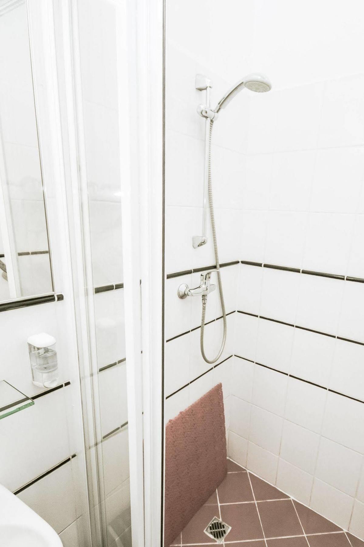 Hotel Kert Free Parking Riga Bagian luar foto